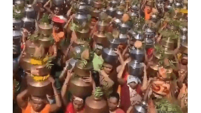 인도 또 노마스크 종교행사…수백명 밀착해 물항아리 행진[영상] 