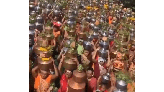 인도 또 노마스크 종교행사…수백명 밀착해 물항아리 행진[영상] 