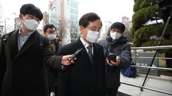 [속보] '라임 로비' 의혹 윤갑근 前고검장 1심서 징역 3년