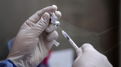 정부 “내년 상반기, 국산 백신 접종목표...mRNA 백신 절박하니 개발될 것”