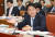  장석효 한국가스공사 사장이 2013 국정감사에서 의원들의 질의에 답하고 있다. [중앙포토]