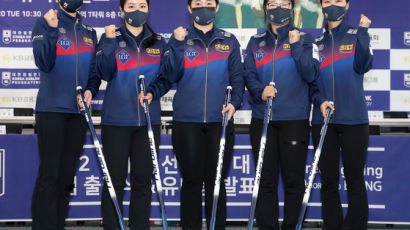 팀킴, 컬링 세계선수권서 중국 완파…베이징행 불씨 살렸다
