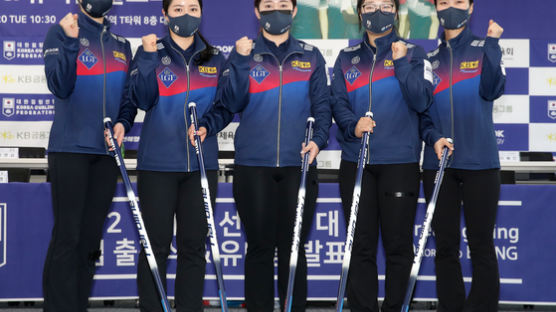 팀킴, 컬링 세계선수권서 중국 완파…베이징행 불씨 살렸다