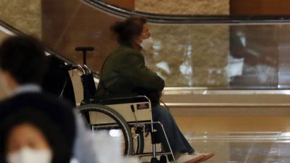 오스카 들어올렸던 윤여정, 공항서 휠체어에 앉았다 무슨일