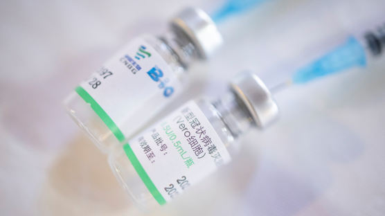 WHO 긴급 승인 中시노팜···"정작 자국민 맞을 백신 부족"