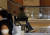 한국배우 최초로 아카데미 여우조연상을 수상한 배우 윤여정이 미국 일정을 마치고 8일 인천국제공항 제2터미널을 통해 귀국, 휠체어에 앉아 있다. 그는 이후 걸어서 공항을 빠져나갔다.[뉴시스]