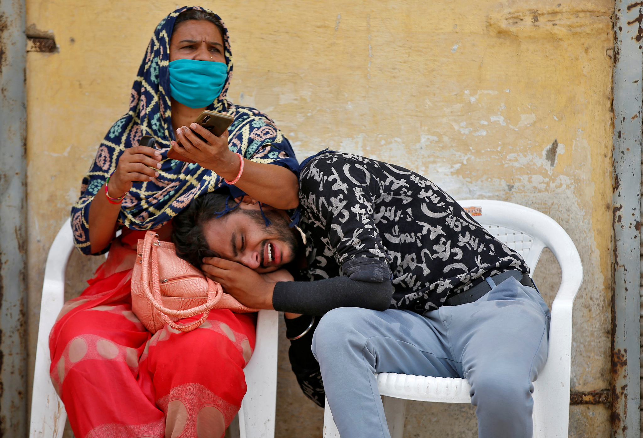 8일(현지시간) 인도 아흐메다바드의 한 병원 빈소 밖에서 한 남성이 코로나19로 아버지가 사망하자 슬퍼하고 있다. 로이터