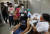 8일(현지시간) 인도 프라야그라지에 있는 한 의과대학에서 헬멧과 마스크를 착용한 한 여성이 아스트라제네카 COVID19 백신을 맞고 있다. AP