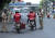  8일(현지시간) 인도 케랄라주 고치에서 경찰이 코로나바이러스 확산방지를 위한 폐쇄조치가 시행중인 가운데 식품 배달요원의 신분을 확인하고 있다. 케랄라는 지난달 25일부터 폐쇄조치를 시작했다. AP