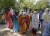 8일(현지시간) 인도 프라야그라지에 있는 의과대학에서 사람들이 코로나 바이러스 백신 접종을 기다리고 있다. AP