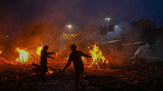 변이 덮쳐도 축제 계속···하루 4000명 사망, 인도 최악의 날 [이 시각]