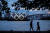 지난달 28일 마스크를 쓴 시민들이 일본 도쿄 오다이바에 설치된 올림픽 조형물 앞을 지나고 있다. [AFP=연합뉴스]