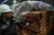 지난 2월 러시아 북서부 무르만스크에 있는 한 구리 채굴 기업의 공장에서 직원이 보관중인 구리판을 보고 있다.[AFP=연합뉴스]