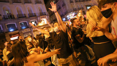 [이 시각]스페인 6개월만에 국가비상사태 해제, 거리는 축제 분위기