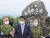 지난달 17일 오키나와현 요나구니지마를 시찰한 기시 노부오(가운데) 방위상이 '일본 최서단의 땅'이라고 적힌 비 앞에서 취재진의 질문에 답하고 있다. [사진=지지통신 제공] 