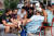 이스라엘 텔아비브에서 젊은이들이 마스크를 벗고 대화를 나누고 있다. [AFP=연합뉴스]