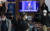 10일 서울역에서 시민들이 문재인 대통령의 취임 4주년 특별연설을 TV로 시청하고 있다. 연합뉴스