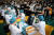 지난 4월 28일 중국 우한의 한 대학에서 학생들이 줄을 서서 백신을 맞고 있다. [AFP=연합뉴스] 