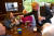 보리스 존슨 영국 총리가 지난달 19일(현지시간) 웨스트미들랜드의 한 야외 펍을 방문한 모습. [로이터=연합뉴스]