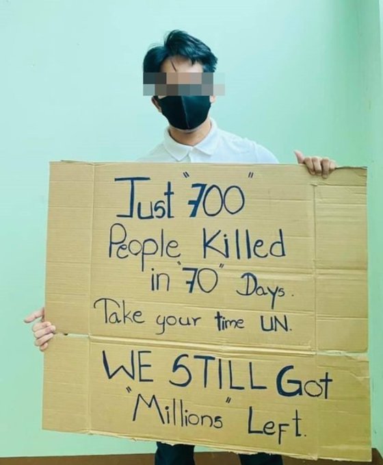 한 미얀마 청년이 군사 개입을 하지 않는 유엔(UN)을 규탄하는 내용의 피켓을 들고 사진을 찍어 미얀마인들의 SNS에서 많은 공감을 얻었다. [현지 SNS 캡처]