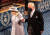 엘리자베스2세 영국 여왕이 찰스 왕세자의 손을 잡고 웨스트민스터 의사당에 들어서고 있다. [AP통신=연합뉴스]
