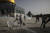 팔레스타인 사람들이 10일(현지시간) 예루살렘 올드시티의 알 아크사 모스크 구내에서 이스라엘 경찰과 충돌한 후 최루탄을 피해 달아나고 있다. AP