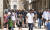 쇼핑에 나선 이스라엘 시민들이 4월 30일(현지시간) 오전 예루살렘 마밀라 쇼핑거리를 걷고 있다. 거의 마스크를 벗었다. 임현동 기자