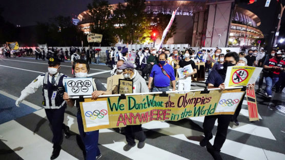 일본 하루 확진 7000명 육박, 국민 59% “올림픽 취소해야”