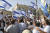 10일 이스라엘 사람들이 '예루살렘의 날' 행진 중에 국기를 흔들고 있습니다. AP