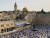 10일(현지시간) '예루살렘의 날'을 맞아 유대인들이 올드시티 통곡의 벽에 모여 기도를 하고 있다. 로이터