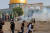 팔레스타인 시위대가 10일(현지시간) 예루살렘의 알 아크사 모스크에서 이스라엘 경찰이 쏜 최루탄을 피해 달려가고 있다. AFP