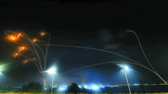 [사진] 이스라엘 ‘아이언 돔’ 하마스 로켓탄 동시 요격