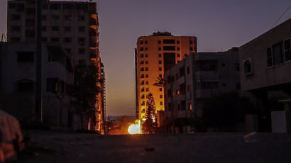 13층 건물 순식간에 폭삭…로켓포 공격에 이스라엘 '피의 복수' [영상] 