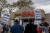 지난 3월 18일 총격범 로버트 애런 롱의 사건 현장에서 증오범죄 중단 시위대가 피켓을 들고 시위를 벌이고 있다. AFP=연합뉴스
