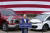 조 바이든 미국 대통령이 지난해 9월 선거운동 당시 미국 미시간 주에 있는 UAW 본부를 찾아 연설하고 있다. 바이든 대통령의 뒷편에는 포드 차량(왼쪽)과 GM의 전기차 볼트가 나란히 서 있다. [AP=연합뉴스]