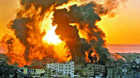 [view] 이스라엘, 13층 아파트 폭격…하마스, 로켓포 또 수백발 보복