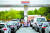 지난 11일(현지시간) 미국 노스캐롤라이나주 주도 샬럿의 코스트코 주유소에 주유하려는 차들이 길게 줄지어 기다리고 있다. [AFP=연합뉴스]