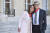 빌과 멀린다 게이츠 부부가 2017년 프랑스 정부로부터 훈장을 받은 뒤 엘리제궁 앞에서 포즈를 취했다.[ EPA=연합뉴스]