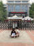 지난 10일 오전 중국 청두의 제49중 교문 앞에서 전날 의문의 추락사로 숨진 린 모군의 어머니 루 씨가 아들의 영정을 품에 안고 오열하고 있다. [루씨 웨이보 캡처]
