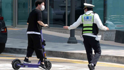 [이 시각] 헬멧 없이, 2명 타고…킥보드 단속 첫날 홍대입구는