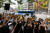 14일 오후 양천구 서울남부지방법원 앞에 모인 시민들이 양모 장씨의 호송차를 향해 피켓을 들고 강력한 처벌을 촉구하고 있다. 뉴스1