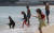 전국적으로 초여름 날씨를 보인 지난 13일 부산 해운대해수욕장에서 외국인 관광객과 어린이들이 물놀이를 하며 더위를 식히고 있다. 송봉근 기자