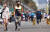 지난달 28일(현지시간) 미 캘리포니아의 베니스 비치에서 마스크를 쓰지 않은 사람들이 지나가고 있다. AFP=연합뉴스
