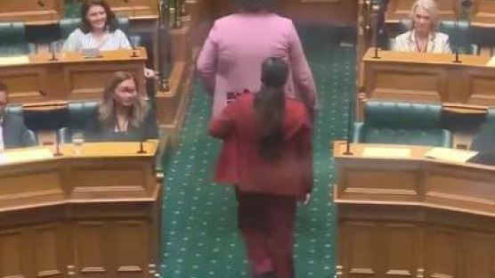 [영상] 마오리족 전통춤 춰서…의회서 쫓겨난 뉴질랜드 의원