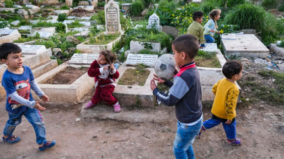 죽음이 삶을 살려주는 곳…묘지서 태어난 ‘레바논 아이들’