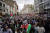 15일 영국 런던에서 열린 이스라엘의 팔레스타인 공습 중단 촉구 집회. 팔레스타인 국기를 든 시위대가 팔레스타인 국민들과 연대해 행진하고 있다. [AP=연합뉴스]