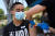 13t세의 헥터 가르시아가 14일(현지시간) 미국 캘리포니아에 마련된 접종소에서 화이자의 코로나19 백신 주사를 맞고 있다.[AFP=연합뉴스]