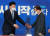 김부겸 국무총리(오른쪽)가 17일 오후 서울 여의도 국회에서 송영길 더불어민주당 대표를 예방해 자리를 안내 받고 있다. 오종택 기자