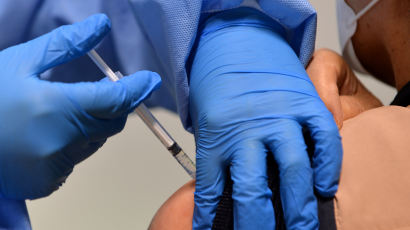 일찍 맞거나 또 맞거나…코로나 백신 접종 오류 총 13건