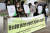 환경운동연합 관계자들이 지난 4월 22일 서울 여의도 산림비전센터 앞에서 열린 산림청 벌목정책 규탄 기자회견에서 '산림청 2050 탄소중립 산림 부문 추진전략' 전면 백지화를 촉구하고 있다. 연합뉴스